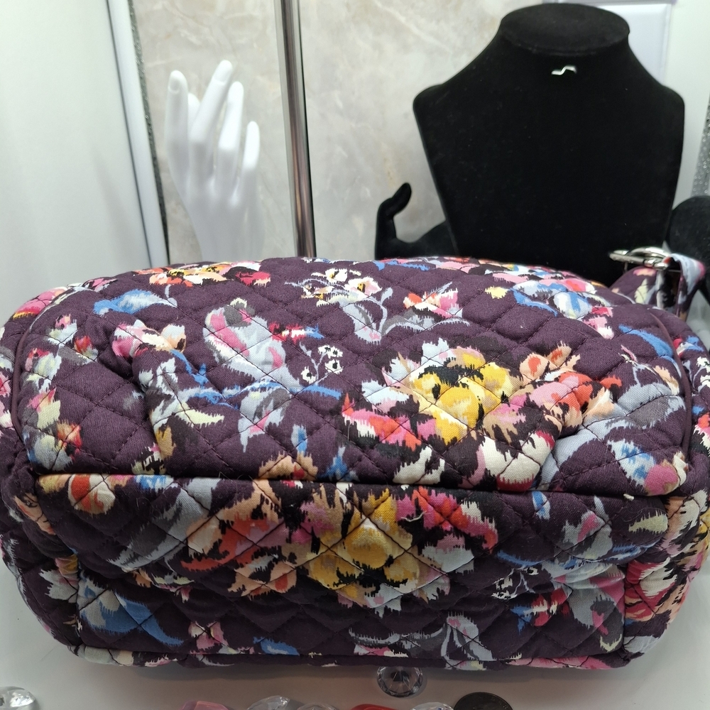 Vera Bradley Med Sized Floral Quilted Bag - Purple Like New - Picture 8 of 12
